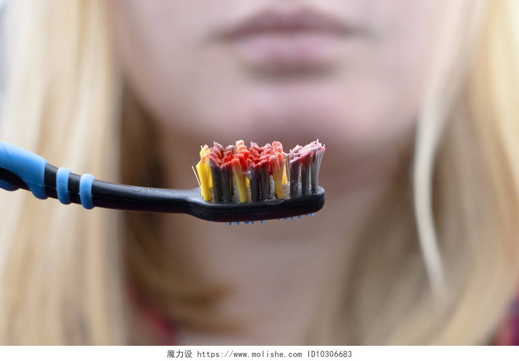 一名妇女在刷牙时发现牙龈出血